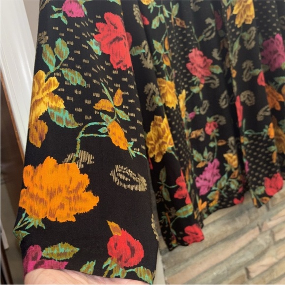 Index by Melrose Vintage Colorful Floral Open Front Blazer Cardigan
Size Medium - Picture 4 of 10